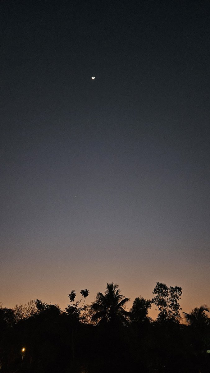 ssurabhee's tweet photo. Moon’s up, sun dipped low—horizon blushing in amber, fading to lilac and deep blue. Sky’s in its soft era.
#CrescentFeels #DuskAesthetic #SkyInspo #EveningVibes #NatureUnfiltered #GoldenToBlue #SoftSkies #MoodShift
#Karjat https://t.co/tAQnPhEPwh