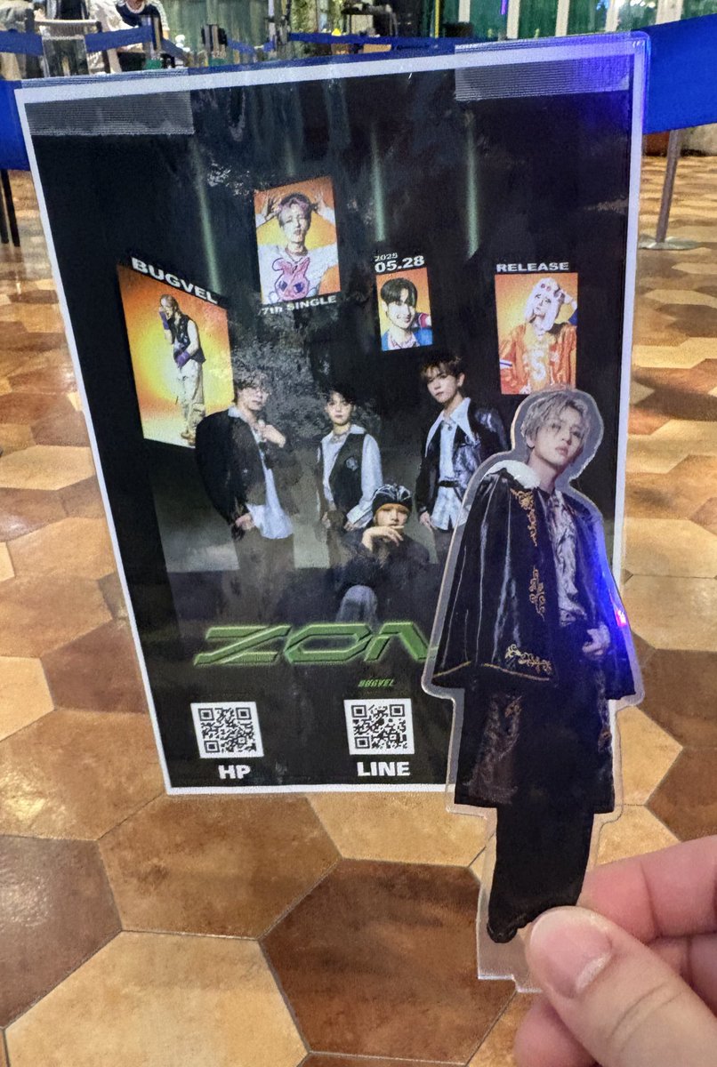KPAPORIO's tweet photo. 今日はバグのリリイベに行きました！
ZONEのパフォ見れて大満足！
通りかかった人もメッチャ見てくれてたな〜！
港人大丈夫かな？💦
1部ではそんな様子が全然なかったから(遠くて見えなかっただけかもだけど)痛い中頑張ったんだろうな…泣ける😭
早く良くなりますように！

#BUGVEL #BUGVEL_BTJ https://t.co/mU7UWjn6M8