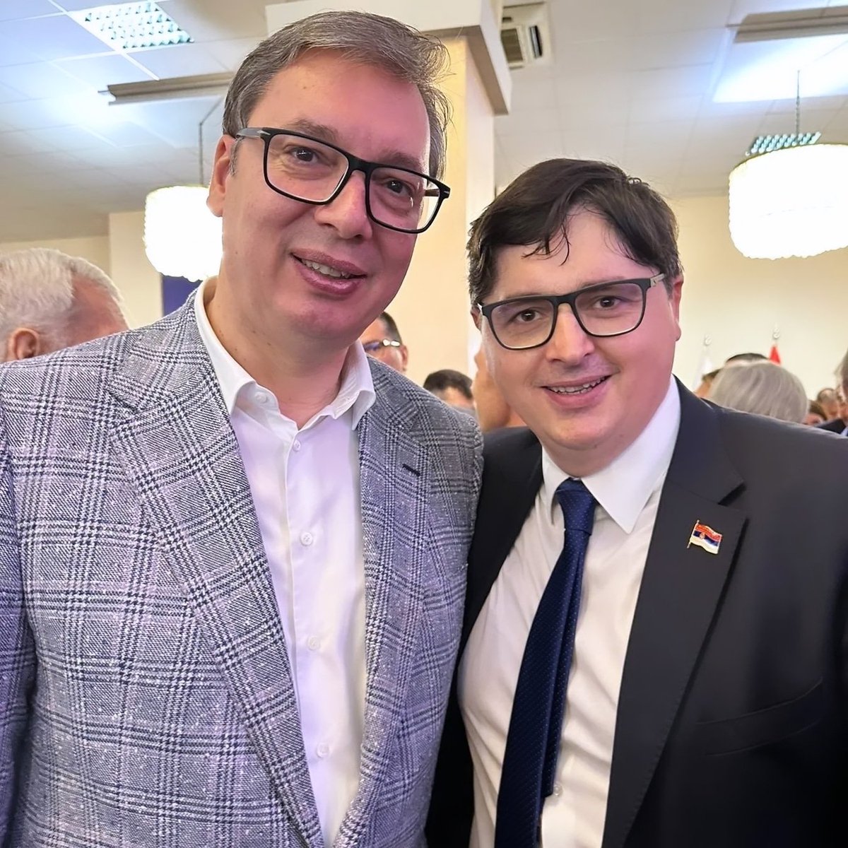 Драгом председнику и искреном пријатељу Александру Вучићу желим брз опоравак! Нека срам и стид буде све оне који сада нападају председника Вучића и ругају се његовом погоршаном здравственом стању и желе му лоше. (I)

Угљеша Мрдић
<a href="/avucic/">Александар Вучић</a>