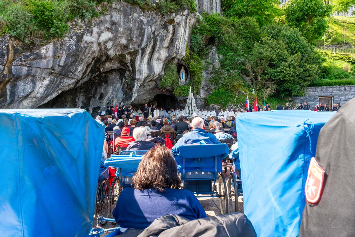La messe à la Grotte de Massabielle. Un moment de profonde spiritualité et de communion, vécu auprès des malades, cœur du pèlerinage de l'#OrdredeMalte.