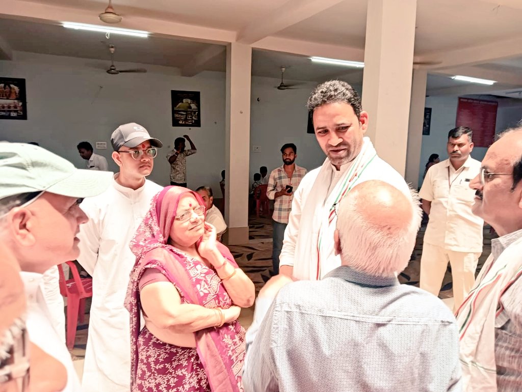 खरगोन में श्री विजय पटेल जी के छोटे भाई श्री गिरिश पटेल जी के आकस्मिक निधन एवं श्री मदनलाल भावसार जी के आकस्मिक निधन पर आज उनके निवास पर पहुंचकर दिवंगत आत्माओं को श्रद्धा सुमन अर्पित कर परिवारजनों से शोक संवेदनाएं व्यक्त की ।