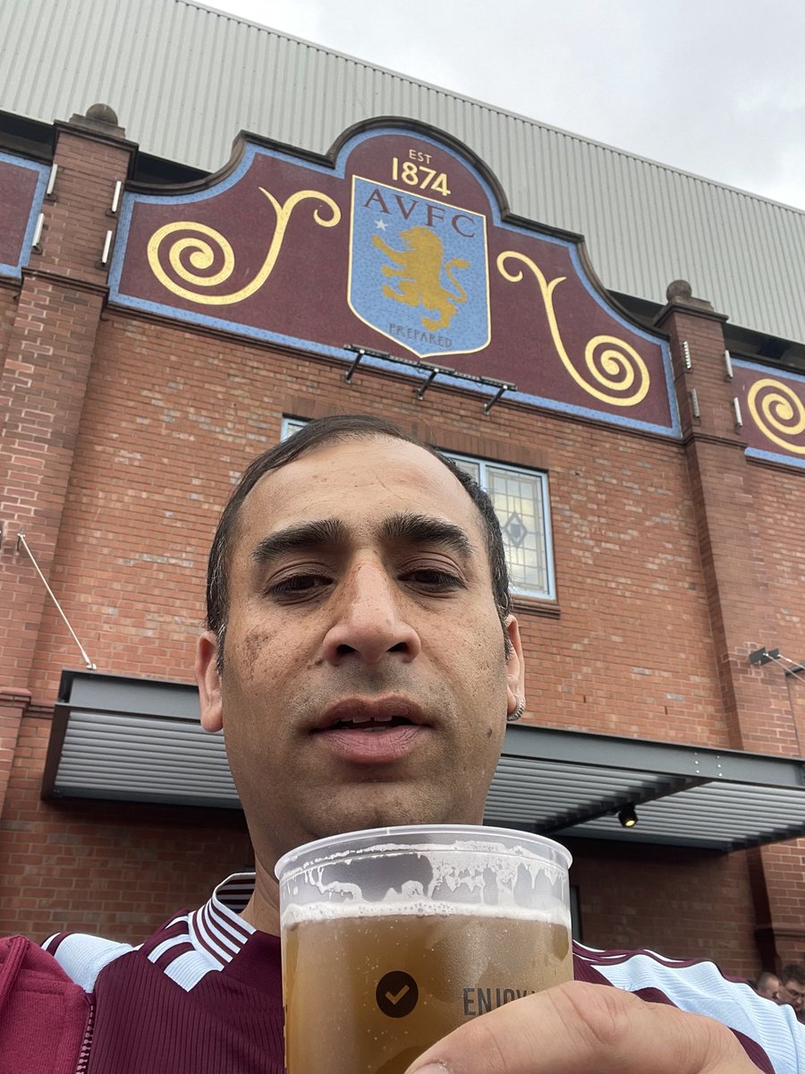 Lefonz11's tweet photo. @AVFCOfficial Villa boys on the wall #utv https://t.co/Js4DT4bdRh
