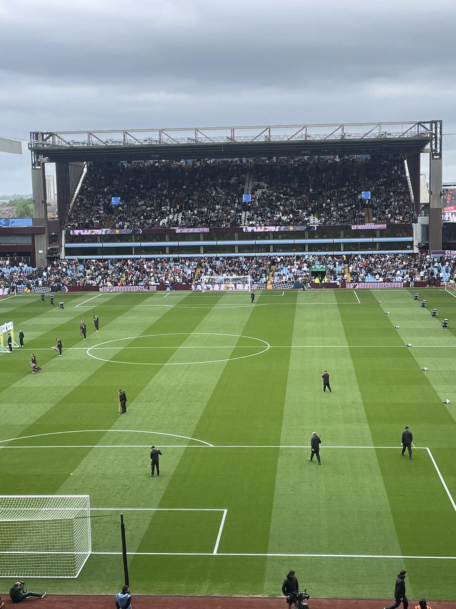 Lefonz11's tweet photo. @AVFCOfficial Villa boys on the wall #utv https://t.co/Js4DT4bdRh