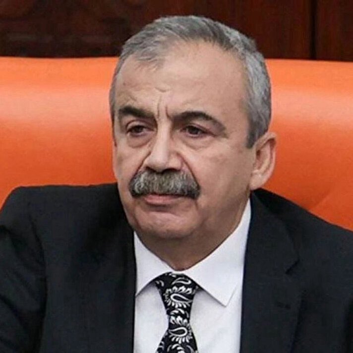 Beyaz Ata binip
Beyaz kanatlarını açarak uçup gitti 
Hepimizin başı sağ olsun