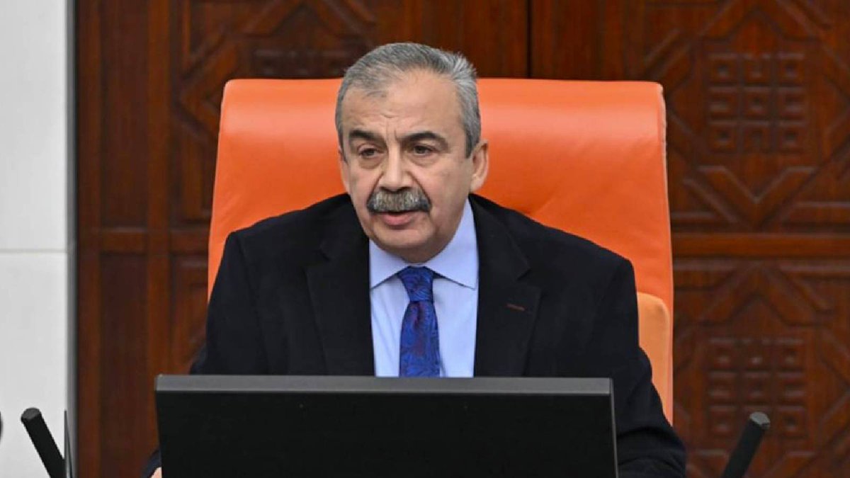 t24comtr's tweet photo. Sırrı Süreyya Önder hayatını kaybetti

Hastaneden açıklama: Yoğun bakım ünitemizdeki takip ve tedavisinin 18. gününde çoklu organ yetmezliği nedeni ile 3 Nisan tarih ve saat 16.10’da hayatını kaybetmiştir https://t.co/PE7X4KHGWc
