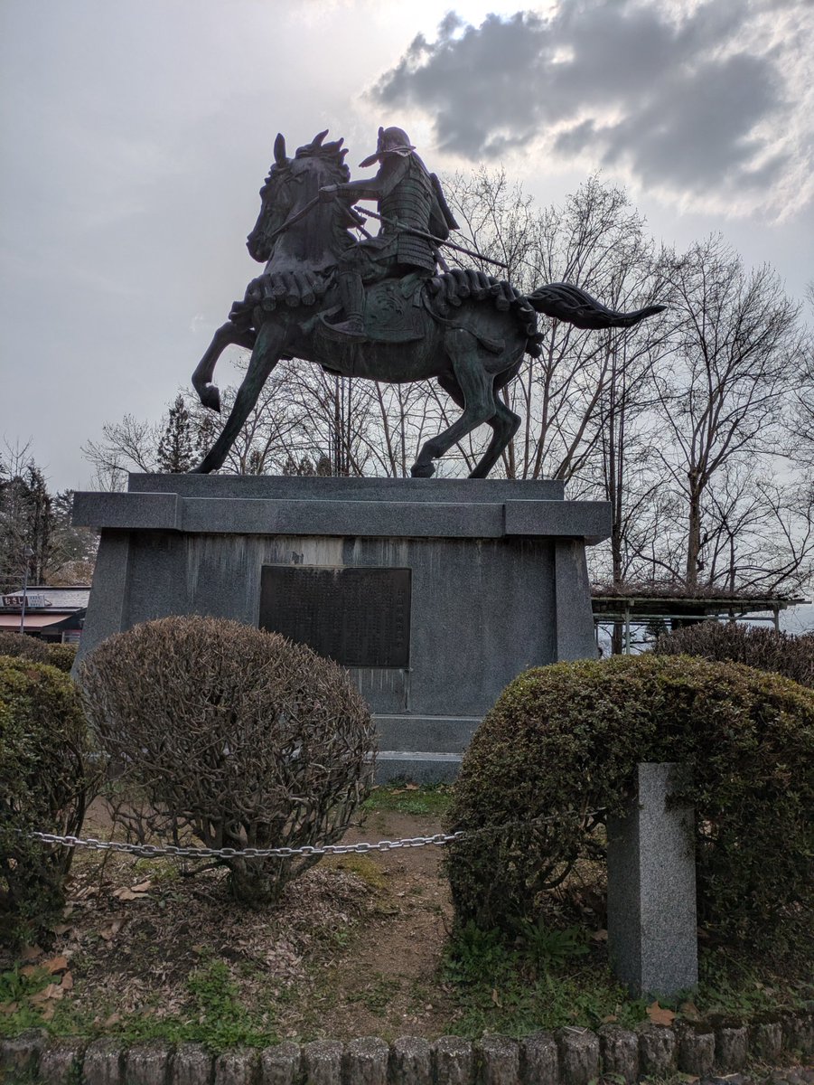 二ノ丸公園に建っていた金森長近像。戦国武将の像が建つのは今や子連れが遊ぶ長閑な公園。騎乗の勇壮な像だけど長近は個人的には茶人・文化人のイメージ。高山の文化的発展に貢献したのかもしれない。