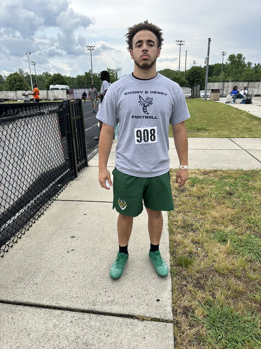 Kash0utJosh's tweet image. Thanks to @EmoryHenry_FB @CoachQHunter @CoachCoe_ @_CoachShort_ @CoachDWoodson @CoachWalters_ for the opportunity to learn more about your school and football program- Indy squad definitely showed up. @BigIFootball @Dj_Mcfadden11 @CoachWebb_704 @ButlerFam03 @CMines20 @pepman704