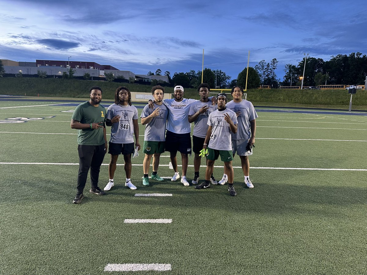 Kash0utJosh's tweet image. Thanks to @EmoryHenry_FB @CoachQHunter @CoachCoe_ @_CoachShort_ @CoachDWoodson @CoachWalters_ for the opportunity to learn more about your school and football program- Indy squad definitely showed up. @BigIFootball @Dj_Mcfadden11 @CoachWebb_704 @ButlerFam03 @CMines20 @pepman704