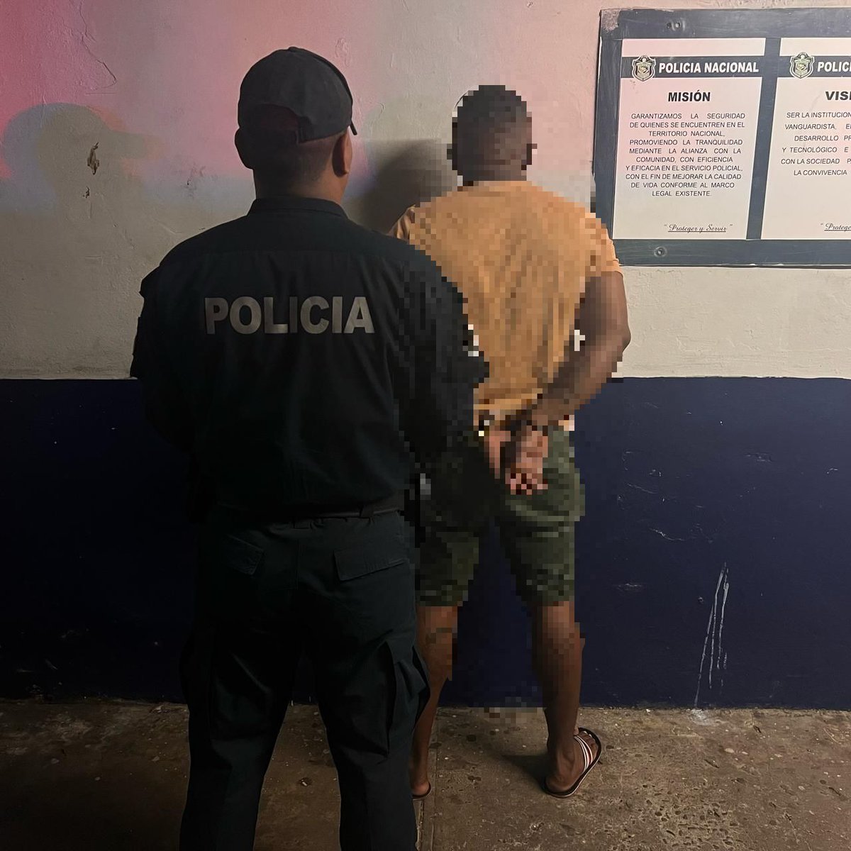 policiadepanama's tweet photo. #Colón | Tras acciones operativas en la provincia, aprehendimos a una persona requerida por el delito de pandillerismo. #PlanFirmeza https://t.co/qvVYdsAtk5