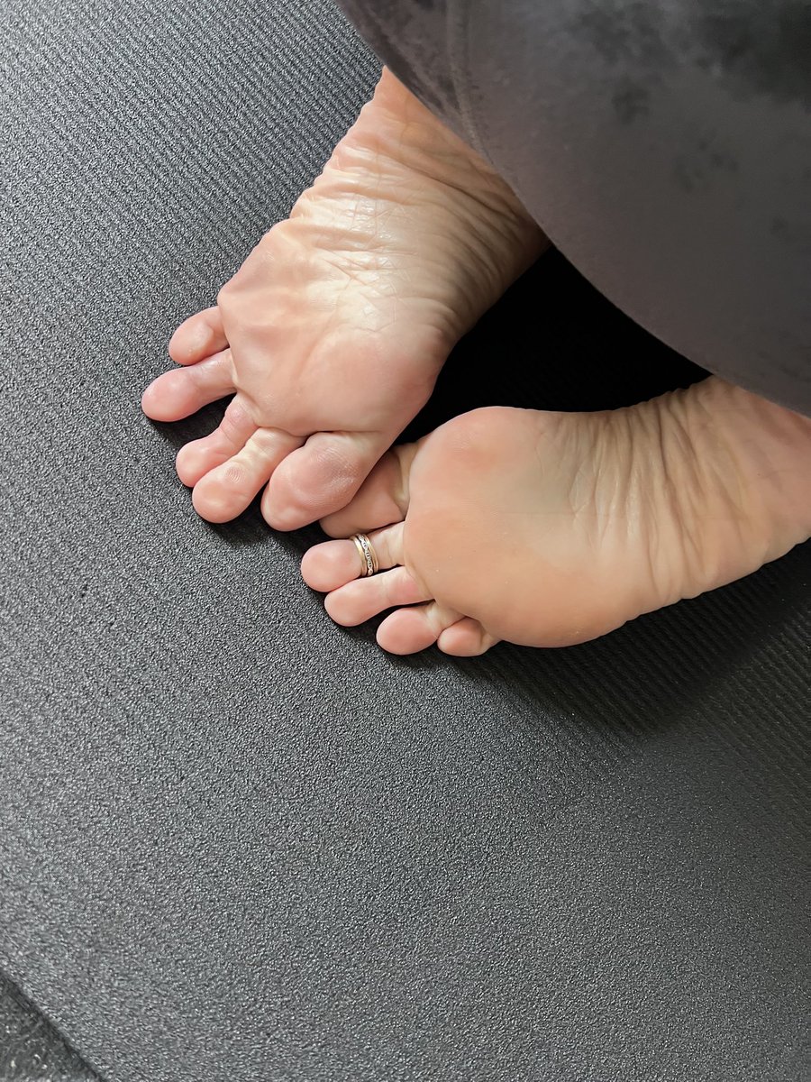funkyfeetgurl's tweet photo. 👣 Sitting on my feet

#onlyfansfootmodel https://t.co/rcYNdnAZvB