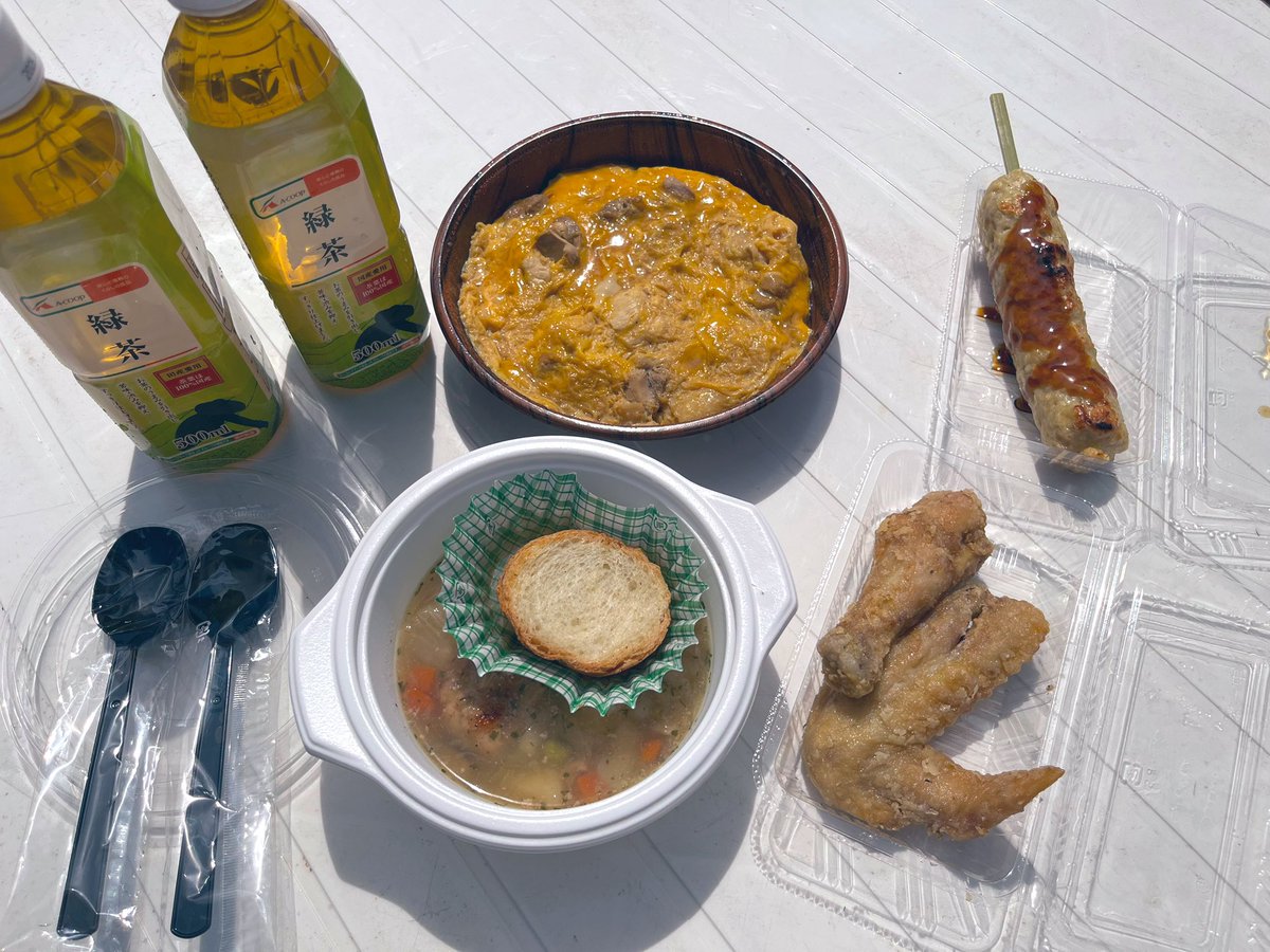 伊達郡川俣町の、第20回川俣シャモまつりへ行ってきました🐓
ちょっとフレンチなフレンチ風野菜スープとか親子丼とか、川俣シャモを沢山食べてきました🇫🇷他にも美味しそうなものいっぱい🥚5/3,4開催してるそうです☀️
シャーモ君、頭に付いてるおにぎりとか色々気になります🍙