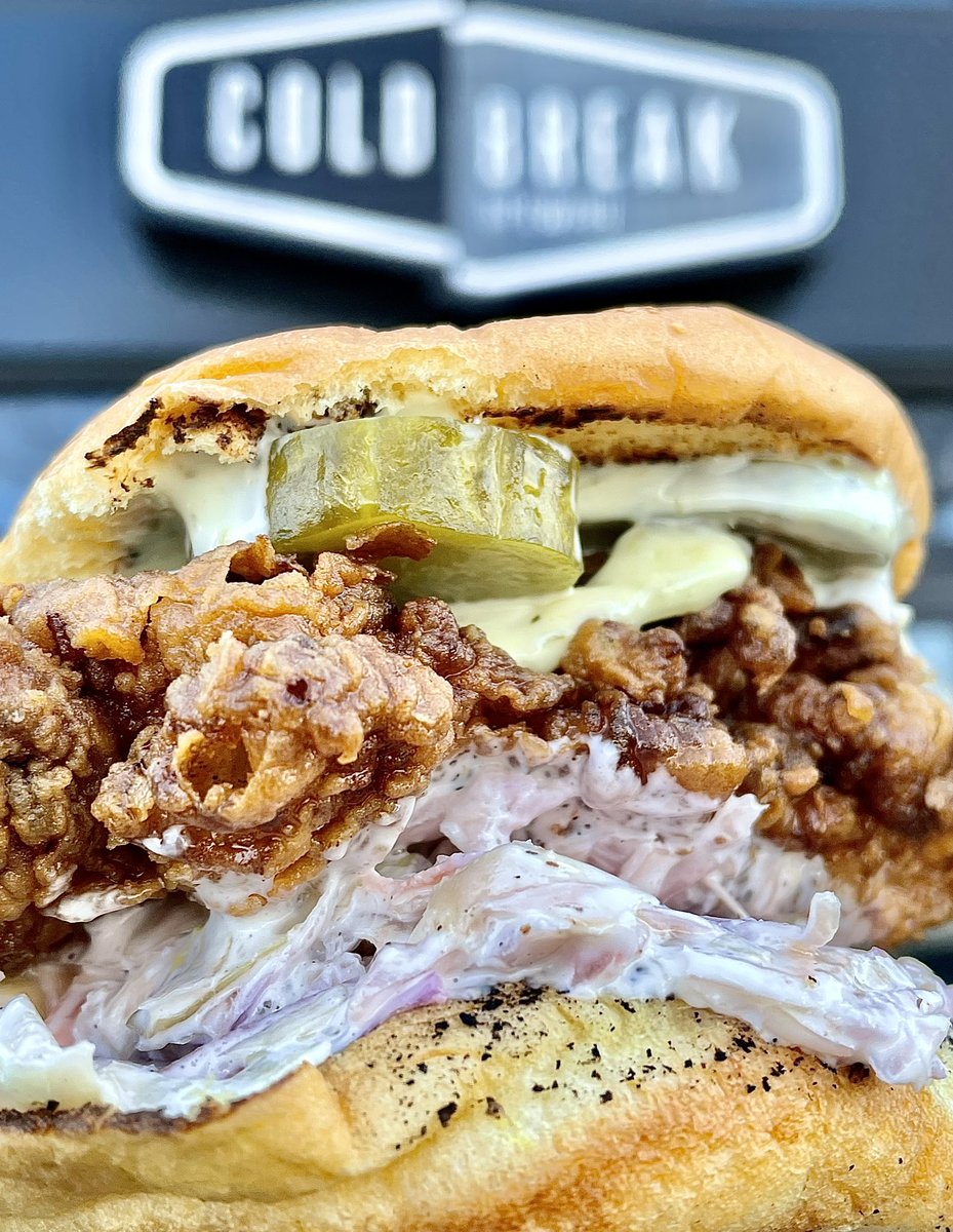 #weekendsinwinecountry and Cold Break Brewing in St. Kitts is serving up a fried chicken sandwich that’s deffo worth the drive! This crispy-on-the-outside, juicy-on-the-inside masterpiece is everything a great sandwich should be 🇨🇦
