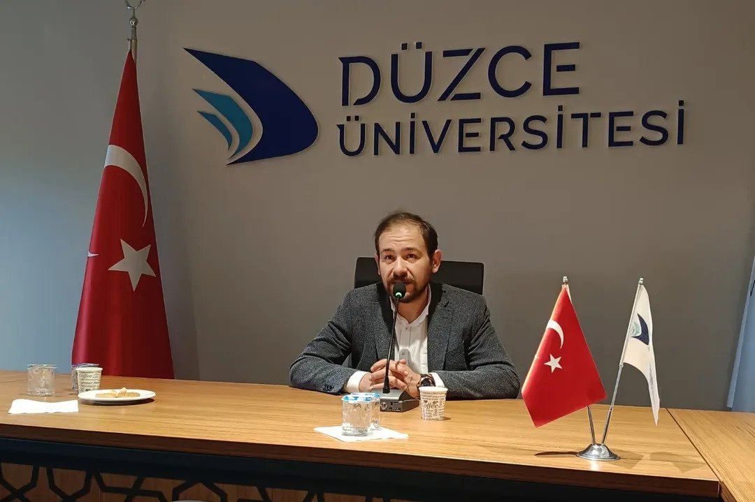 dukatofficial's tweet photo. "Hayal etme yetinizi kaybettiğinizde çocuklara bakın, onların söylediklerini idrak etmeye başladığınızda hayal etmeye başlıyorsunuz."

YAKA'25 etkinliğimizde bizlerle bir araya gelen Genel Sanat Yönetmeni ve Oyuncu sayın A. Emrah Özdilek'e teşekkür ederiz🙏✨ https://t.co/fYWhB3DryT