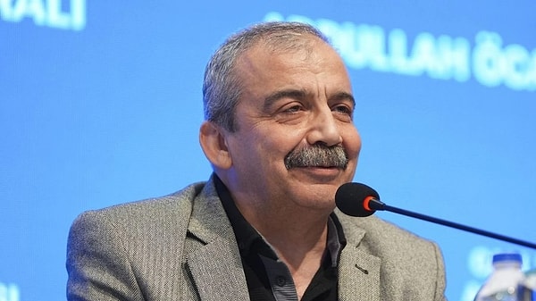 KENANTEKDEMR1's tweet photo. Türkiye siyasetinin, edebiyatının ve sinemasının değerli ismi Sırrı Süreyya Önder’in vefatını derin bir üzüntüyle öğrenmiş bulunuyoruz.
Hayatı boyunca düşünce özgürlüğünü, adaleti ve halkların kardeşliğini savunan duruşuyla gönüllerde iz bırakan Sayın Önder, sadece bir siyasetçi değil; aynı zamanda vicdanı, kalemi ve yüreğiyle toplumun sesi olmuştur.

Kendisine Allah’tan rahmet; ailesine, yakınlarına ve sevenlerine başsağlığı ve sabır diliyoruz.
Hatırası, mücadele azmi ve eserleriyle daima yaşayacaktır.