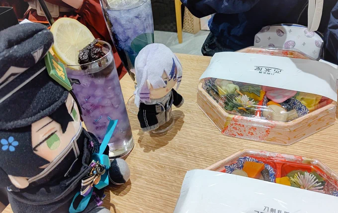 らびにごちそうになった昼と麦さんとおべんと食べた夜 たいけーくん…なんというか…あるけみーな味…(ラベンダー…?)