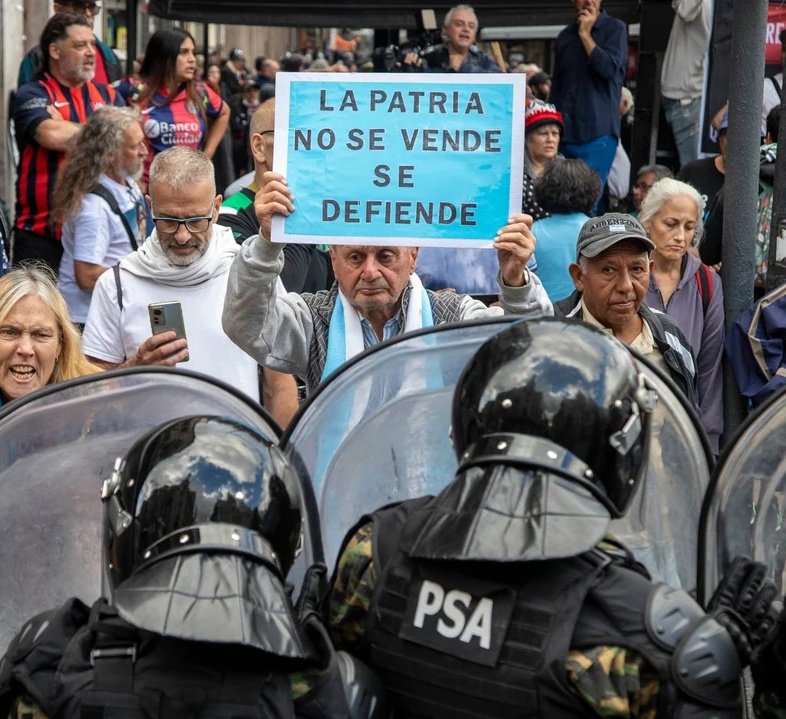 MauroFdz's tweet photo. Hay una batalla del Eternauta contra los cascarudos todos los miércoles en el Congreso. https://t.co/KZvFVpsjjt