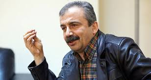Bu dünyadan çok ama çok alacaklı ayrıldın Sırrı, umarım geldiğimizde sana borcumuzu kısmen öderiz