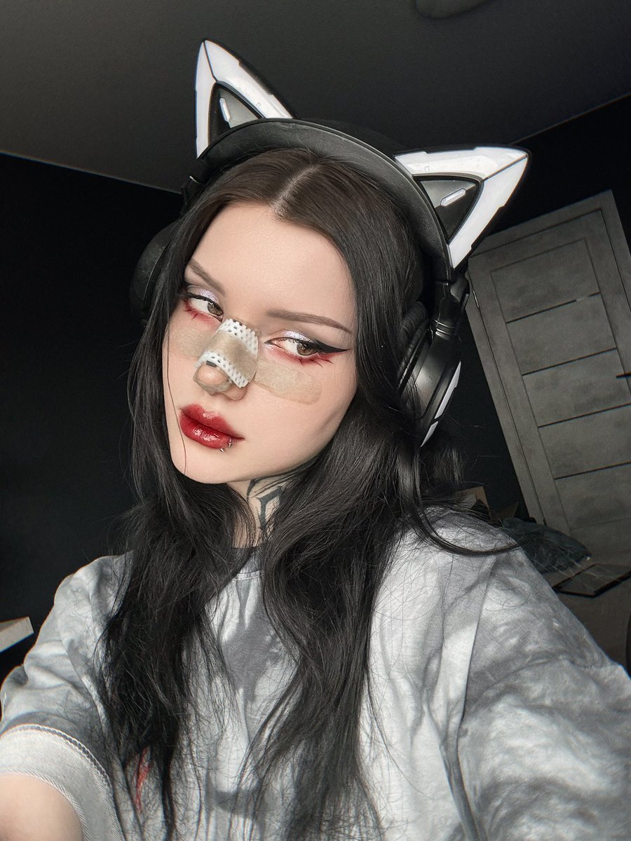 felvelial's tweet image. Feel cute today despite the bandages :D