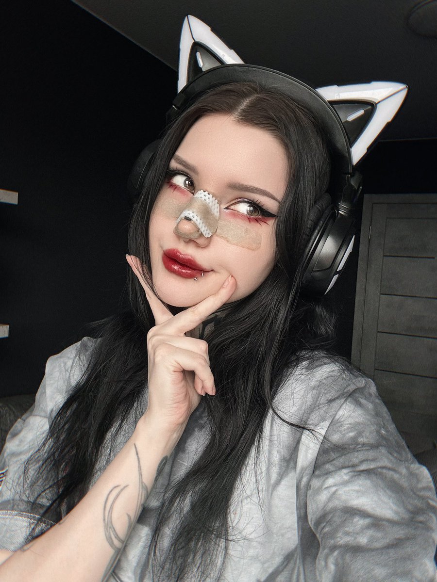 felvelial's tweet image. Feel cute today despite the bandages :D
