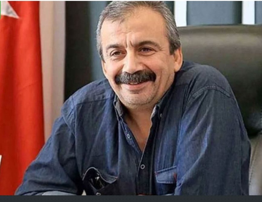 CihanTahsin's tweet photo. Ülkemizde barış ve kardeşliği inanarak savunan , bu uğurda bedel ödemekten çekinmeyen Türkiye'nin güler yüzlü adamı vefat etmiş. Üzüntümüz büyüktür. Allah rahmet eylesin,  büyük Türkiye ailesine sabırlar diliyorum. Seni çok sevdik,Çok özleyeceğiz Sırrı Abé. #sirrisureyyaonder https://t.co/0QEglOoeQT