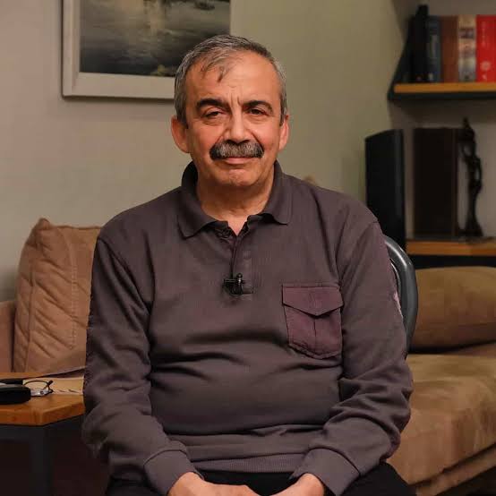 vaybebune's tweet photo. bu dünyadan bir "insan" geçti, güle güle sırrı abe https://t.co/4bzwv1UMYT