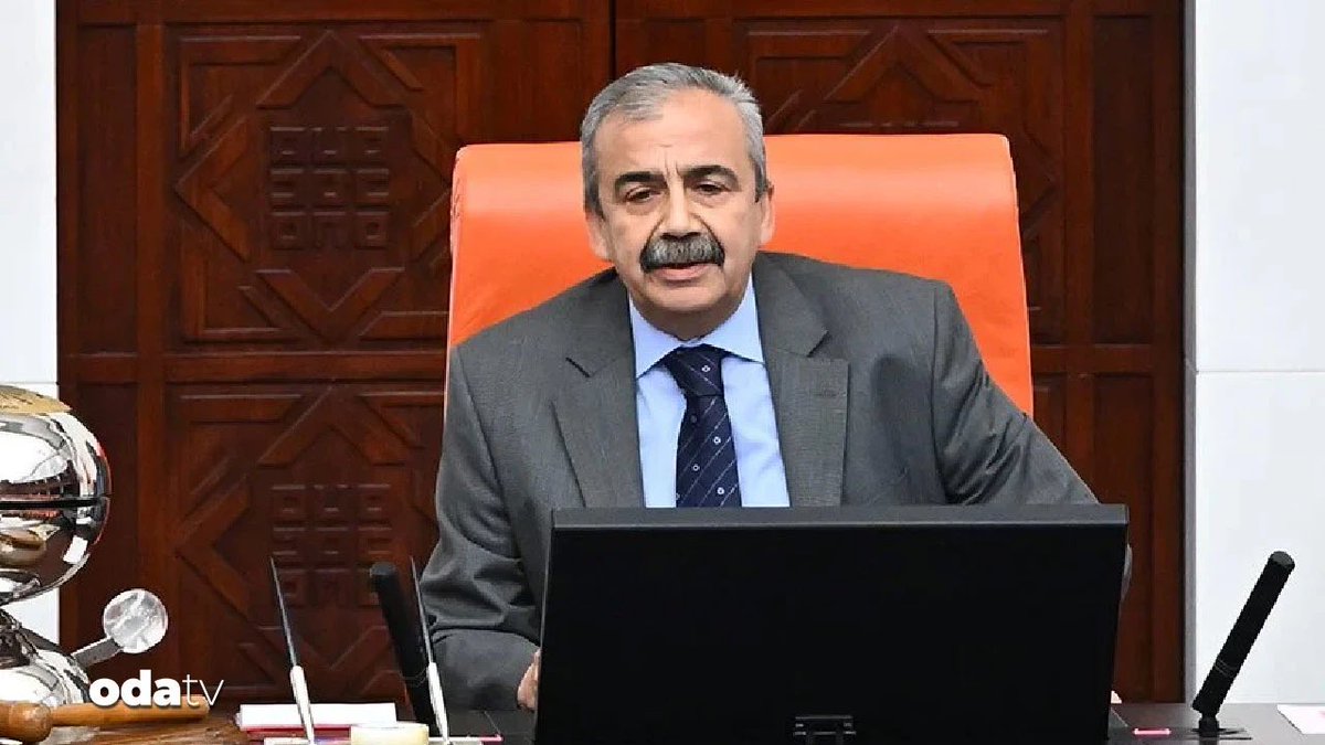 Barış ve demokrasi mücadelesinin sembol isimlerinden, değerli siyasetçi ve sanatçı Sırrı Süreyya Önder’in vefat haberi hepimizi derinden üzdü. Onun cesareti, samimiyeti ve halkına adanmışlığı unutulmayacak. 
#sirrisureyyaonder