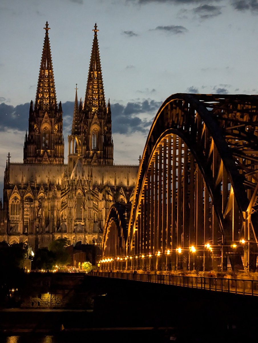 Unter den Hashtags #FlootTheZoneMitSchoenem  und #schönesgegendoofes habe ich heute die Hohenzollernbrücke und den Kölner Dom für euch 😊
