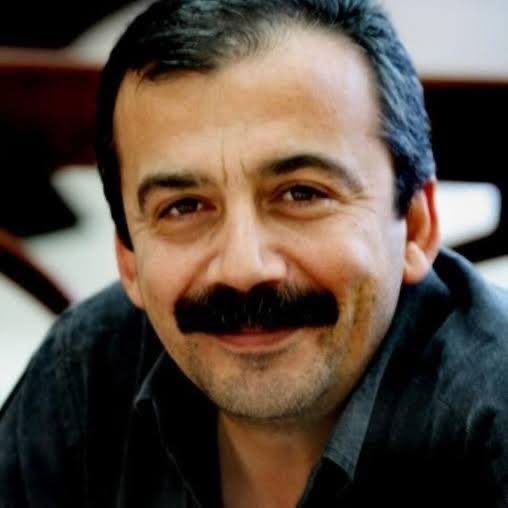Ne dense, ne yazılsa yetmez. Yerin asla dolmayacak, Sırrı Abi. İyi ki vardın. Her daim var olacaksın. 
İsmin isyanda, direnişte, umutta, barışta yaşayacak. 
Yattığın yer o cesur ve güzel yüreğini incitmesin. 
Kıymetli ailesine güç ve sabır diliyorum. Hepimizin başı sağ olsun.