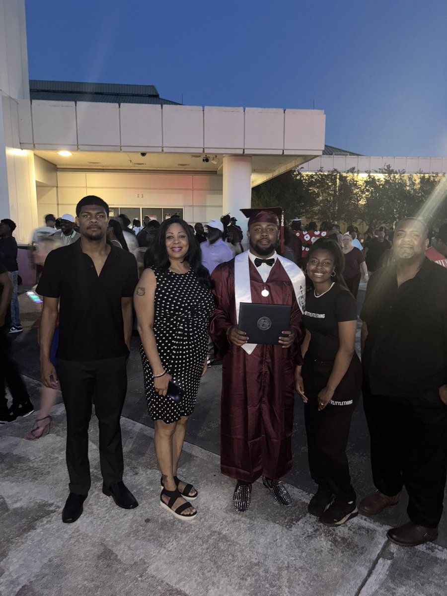 Graduated yesterday from Central Georgia tech Juco with my associates now it’s time to Excel at Fort Valley State let’s workkk!!! <a href="/CoachWatson8/">Marlon A. Watson ΦΒΣ</a> <a href="/CoachPaxtonC/">Paxton Cottrell</a>