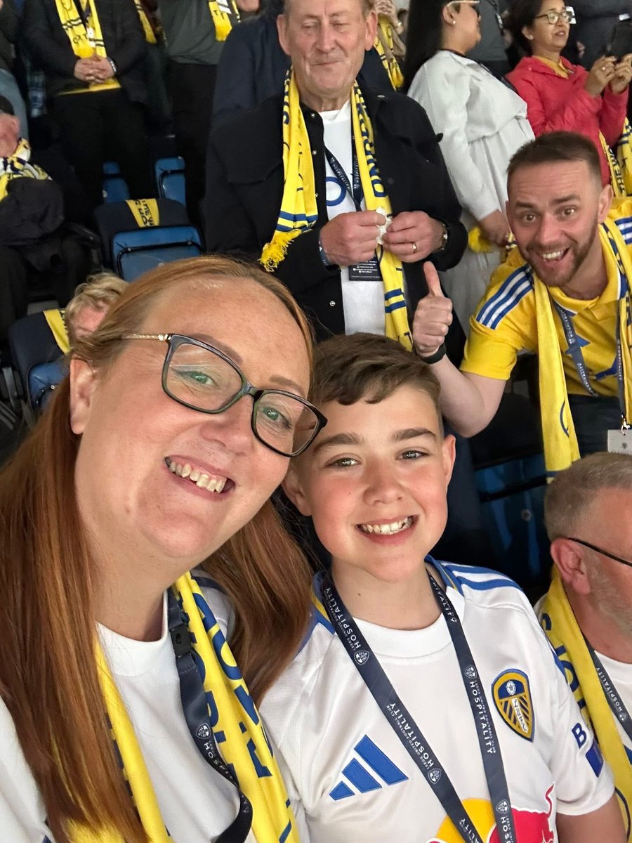Bones0702's tweet photo. Fucking Champions @lufc https://t.co/fEzvRqLBwm