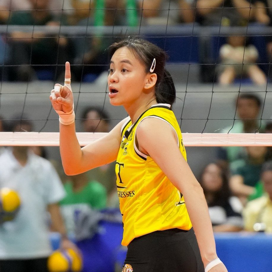 ustwvt_stan's tweet photo. 1 MORE YEAR KAPITANA DETDET PLEASE?😭💛 https://t.co/9dC9QlqqpW