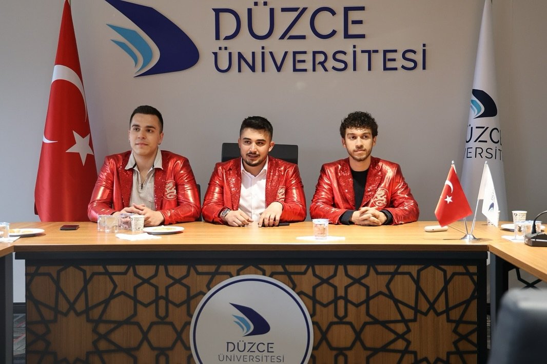 dukatofficial's tweet photo. YAKA'25 etkinliğimizde bizlerle bir araya gelen Kırmızı Ejderhalı Ceket'in kurucuları İ.Burak Savsar, Cem Özdündar ve L. Furkan Şimşek'e teşekkür ederiz!😎

#KırmızıEjderhalıCeket https://t.co/DWb0S1NI2C