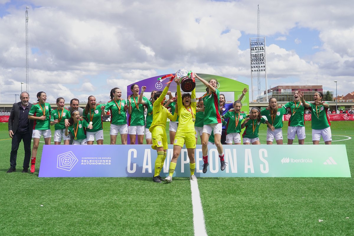 rfef's tweet photo. 😍 Las imágenes de una celebración que ya queda para la posteridad.
🥇 @EFF_FVF
ℹ️ Final oro
#CESA I #Sub14FEM https://t.co/yHA69tVcuv