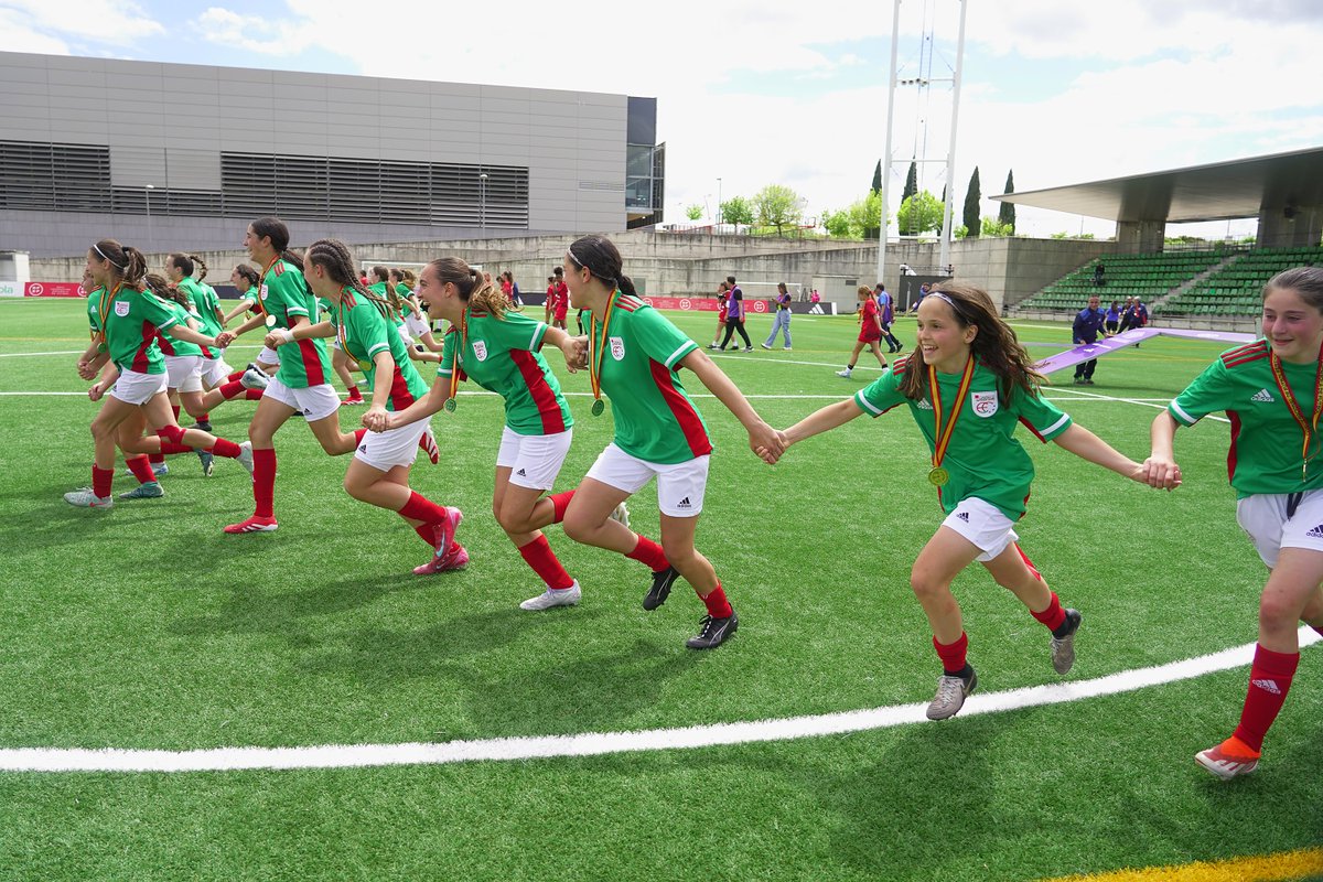 rfef's tweet photo. 😍 Las imágenes de una celebración que ya queda para la posteridad.
🥇 @EFF_FVF
ℹ️ Final oro
#CESA I #Sub14FEM https://t.co/yHA69tVcuv