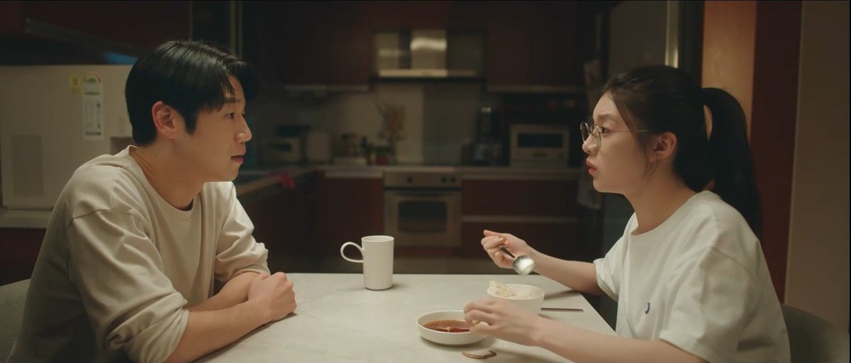 whiterosestea's tweet photo. He said "if you want us to be uncomfortable, then"

The fact is, they went home together and Dowon stayed with Yiyoung while she ate

When his words and actions doesn't match at all 😂

#GoYounJung #JungJoonWon #ResidentPlaybook #ResidentPlaybookEp7 https://t.co/YR2Ulbz82m