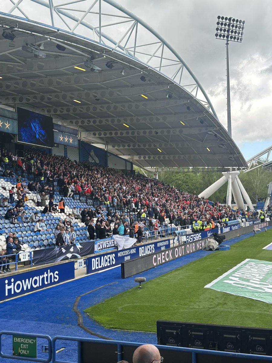 JRTaylor1997's tweet image. Fair play to the travelling fans today!
Just allow us a minute or so to say goodbye to a legend today 😅
#LOFC #HTAFC
