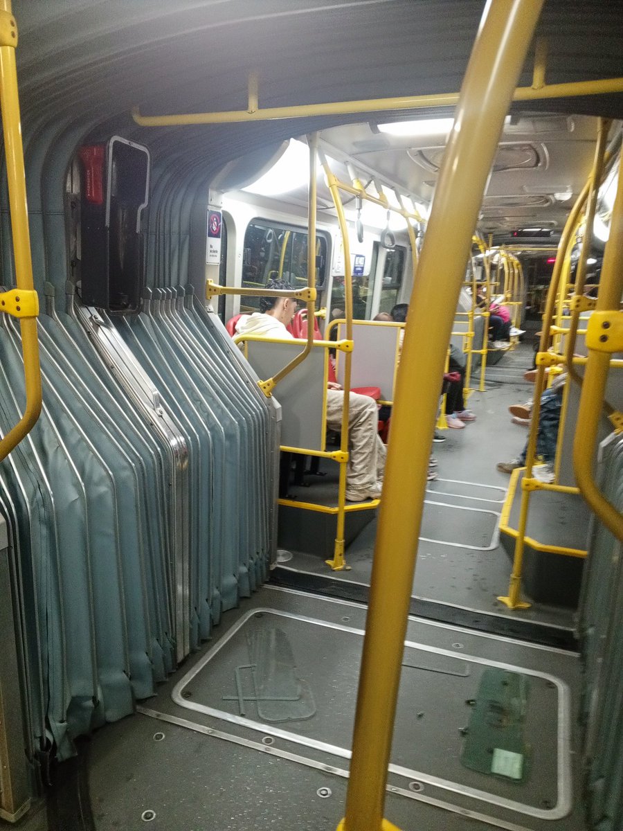 jupareyg's tweet photo. @ColombiaOscura_ Se volvió habitual que se roben los extintores. Acá las imágenes de otro bus. @TransMilenio y @PoliciaBogota han sido superados por la delincuencia. https://t.co/JE46QCH3rL