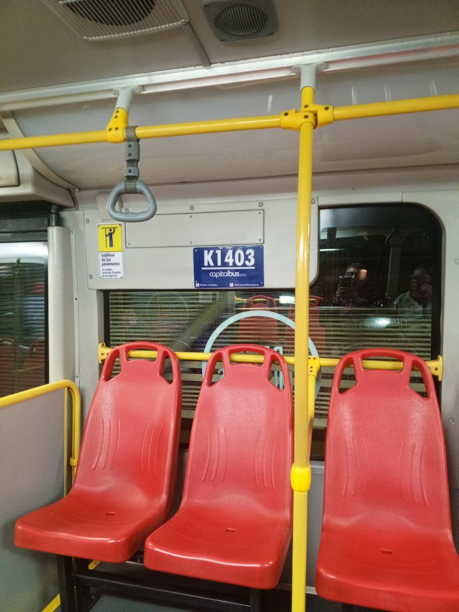 jupareyg's tweet photo. @ColombiaOscura_ Se volvió habitual que se roben los extintores. Acá las imágenes de otro bus. @TransMilenio y @PoliciaBogota han sido superados por la delincuencia. https://t.co/JE46QCH3rL