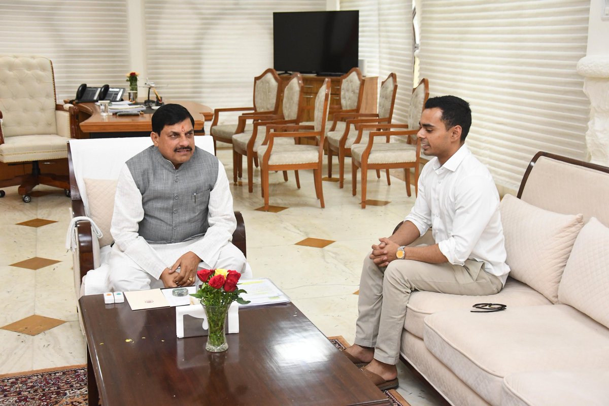 ks_chauhan23's tweet photo. मध्यप्रदेश के माननीय मुख्यमंत्री श्री @DrMohanYadav51 जी से मुख्यमंत्री निवास में सौजन्य भेंट की। https://t.co/lIWUS5qKzk