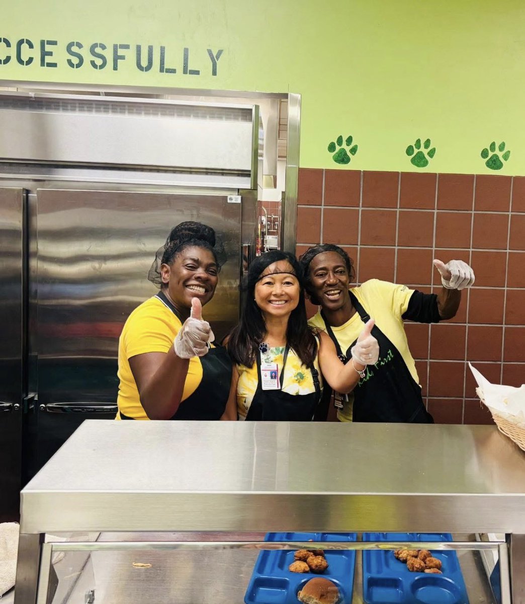 💛🍴🎉 Yesterday was School Lunch Hero Day! 

Our School Food Service staff strives to make breakfast and lunch a positive part of every student’s day. From their friendly greetings in the cafeteria to the meals they provide for our students. They are truly our heroes!