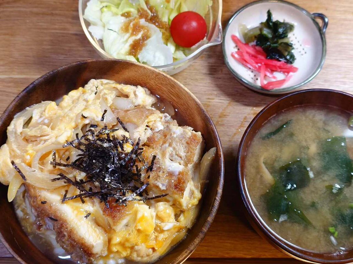 takephoto's tweet photo. #チキンカツ丼 #domburi #deepfriedchickencutlet #salad #redginger #takana #misosoup #soup #dinner #mealathome #cooking #takekitchen #japanesefood #instafood #夕食 #夕ご飯 #夕ごはん #夕飯 #おうちごはん #自宅飯 #料理 #料理男子 #料理好きな人と繋がりたい #料理記録 https://t.co/UbBvtRTpwH