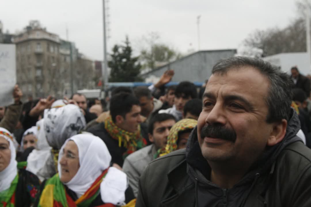 Bu lanet olası düzende bir nefesti, bir sevgiydi, bir gülümsemeydi, halklar için umuttu Sırrı Süreyya Önder. Anısı sonsuza kadar yaşayacak.