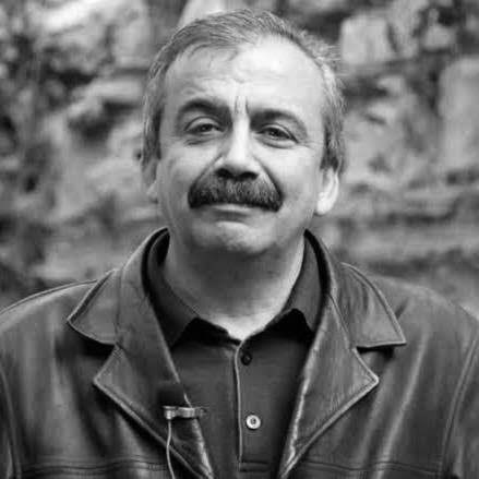 Sayın Sırrı Süreyya Önder’in vefatını derin bir üzüntüyle öğrenmiş bulunmaktayız. Yaşamının son anına kadar Kürt meselesinin çözümü için çaba gösteren ve barışın inşaası için bedenini ortaya koyan Sn. Önder’in mücadelesi bize mirastır. Ailesine ve halkımıza başsağlığı diliyoruz.