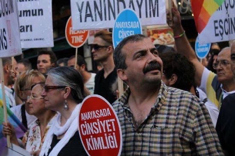 canımızı, sırrı süreyya önder’i kaybettik. hep yanımızda oluşuyla, barış ve demokratik bir yaşam için verdiği mücadele ile hatırlayacağız. iyi ki böyle bi zamanda sana denk geldik sırrı ❤️

mücadelen mücadelemiz. barıştan ve eşit, onurlu bir yaşamda ısrardan asla vazgeçmeyeceğiz.