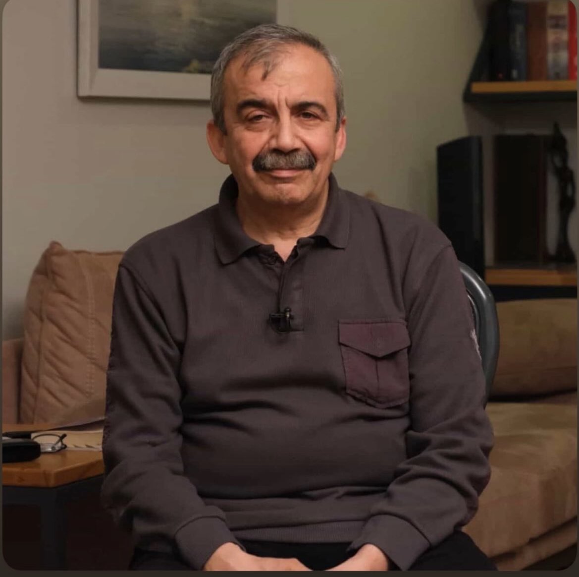 Ne de güzeldin sen öyle…

 #SırrıSüreyyaÖnder