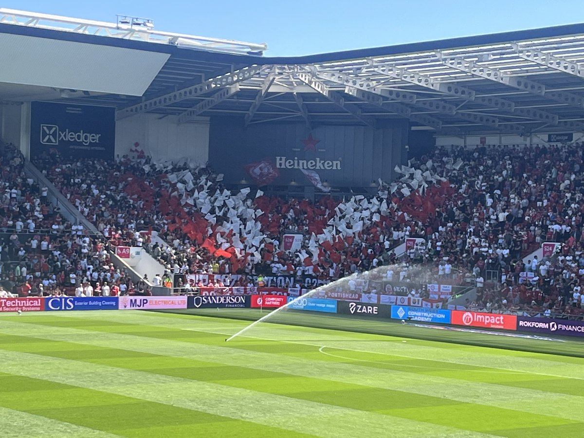 TheExiledRobin's tweet photo. Scenes @BristolCity @ashtongatestad @Section_82 https://t.co/p2HWkQMA5j