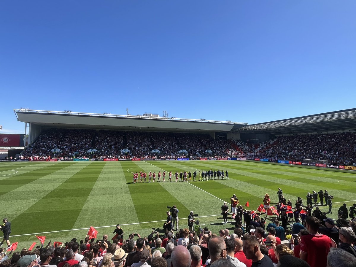 TheExiledRobin's tweet photo. Scenes @BristolCity @ashtongatestad @Section_82 https://t.co/p2HWkQMA5j