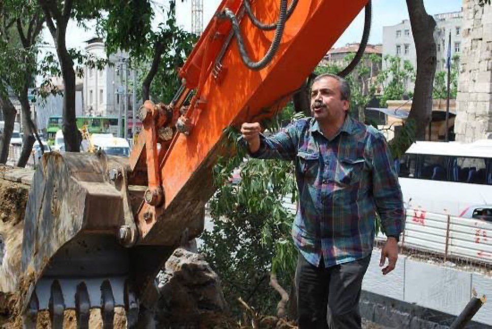 Çok üzgünüz. Değerli Sırrı Süreyya Önder’i kaybettik.

Hoşçakal ağacın, kurdun, kuşun da vekili. 

Seni mücadelemizde yaşatacağız.
