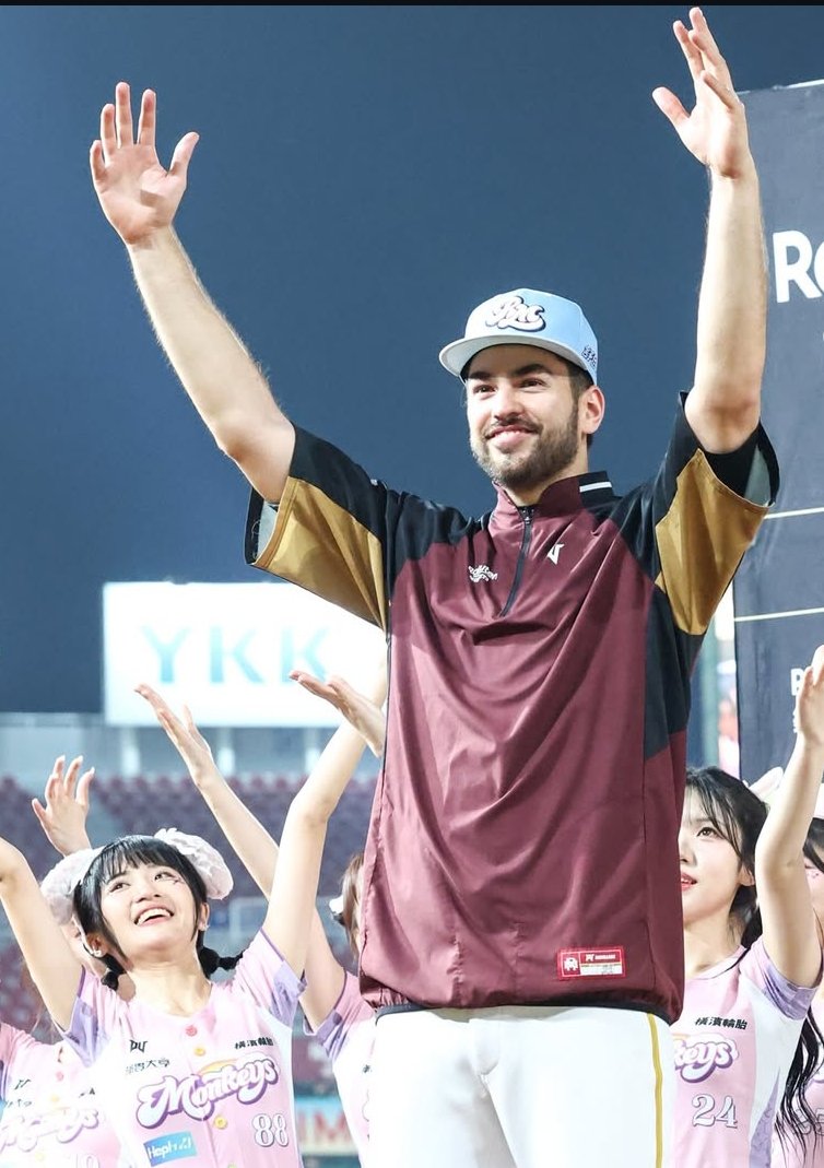 ¡JUEGAZO!
#CPBL | MARCELO MARTÍNEZ llevó su apertura hasta el 8️⃣vo inning (7. 1) con solo 1️⃣CL, para obtener su 2️⃣do triunfo de la campaña, en 🇹🇼. Con 9️⃣3️⃣ pitcheos toleró solo 6️⃣H, 1️⃣BB y 8️⃣K. Los <a href="/RakutenMonkeys/">Rakuten Monkeys</a> ganaron 3️⃣-2️⃣ a Dragons. Su marca ahora es de 2️⃣-2️⃣ y 2️⃣ 8️⃣8️⃣...