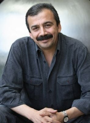 veysieski's tweet photo. Yüreğimiz elimizde geziyoruz demiştin barış için;
Artık senin yüreğin milyonlarca barış sever Kürd'ün ve Türk'ün yüreğinin bir parçası olacak.
Güle güle Sırrı abi.
Oxir be heval Sırrı .. https://t.co/n1H8GOo4Wy